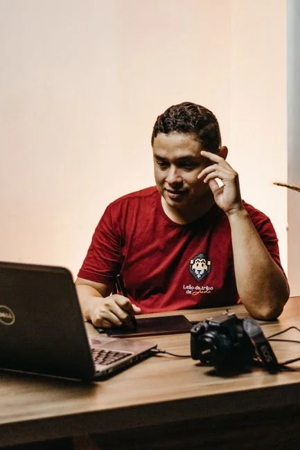 Un écran d’ordinateur moderne affichant un travail de web design, mettant en valeur des visuels créatifs dans un espace de travail.